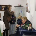 Galerie 140 praskala ve švech. Na vernisáž vánoční výstavy dorazilo přes sto lidí