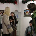 Galerie 140 praskala ve švech. Na vernisáž vánoční výstavy dorazilo přes sto lidí