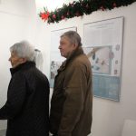 Galerie 140 praskala ve švech. Na vernisáž vánoční výstavy dorazilo přes sto lidí