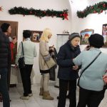 Galerie 140 praskala ve švech. Na vernisáž vánoční výstavy dorazilo přes sto lidí