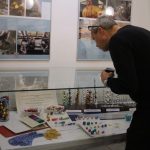 Galerie 140 praskala ve švech. Na vernisáž vánoční výstavy dorazilo přes sto lidí