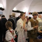 Galerie 140 praskala ve švech. Na vernisáž vánoční výstavy dorazilo přes sto lidí