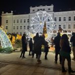 V Táboře začal advent na dvou hlavních náměstích. Strom zářil, trhy byly plné