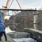VIDEO: Nad Lužnicí se zvedl kolos. Rekonstrukce Bechyňského mostu pokračuje