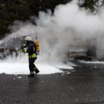 U Strážného shořelo nákladní auto. Řidič v něm vezl propanbutanovou lahev