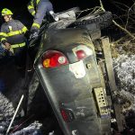 Řidička u Jistebnice nezvládla jízdu na namrzlé silnici. Z auta ji vyprošťovali hasiči