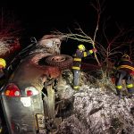 Řidička u Jistebnice nezvládla jízdu na namrzlé silnici. Z auta ji vyprošťovali hasiči