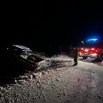 Řidička u Jistebnice nezvládla jízdu na namrzlé silnici. Z auta ji vyprošťovali hasiči