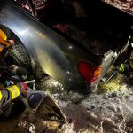 Řidička u Jistebnice nezvládla jízdu na namrzlé silnici. Z auta ji vyprošťovali hasiči