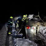 Řidička u Jistebnice nezvládla jízdu na namrzlé silnici. Z auta ji vyprošťovali hasiči