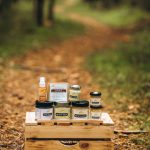 Přírodní produkty ze smrkové pryskyřice.