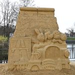 Z náplavky u Kamenného mostu zmizely pískové sochy. Dvě díla zůstávají k vidění i nadále