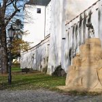 Z náplavky u Kamenného mostu zmizely pískové sochy. Dvě díla zůstávají k vidění i nadále