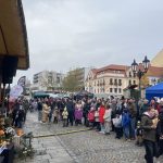 Kamenný most v Písku ožil Svatomartinskou nedělí. Žebrák letos málem zůstal bez pláště