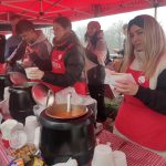 Stánky s polévkami zaplnily zahradu táborské Střelnice. Dobročinná akce se sladkou tečkou přilákala davy