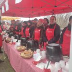 Stánky s polévkami zaplnily zahradu táborské Střelnice. Dobročinná akce se sladkou tečkou přilákala davy