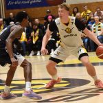 VIDEO: Sršni oslavili třicáté výročí desátou výhrou v sezoně