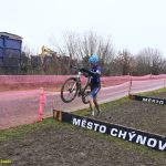VIDEO: Souboj mezi táborskými cyklokrosovými kadety vyzněl na poháru v Chýnově lépe pro Maňase