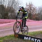 VIDEO: Souboj mezi táborskými cyklokrosovými kadety vyzněl na poháru v Chýnově lépe pro Maňase