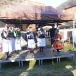 První ročník adventu v Hoslovickém mlýně se povedl. Návštěvníci si tu užívali i sluníčko