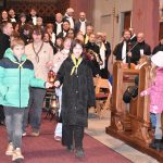 VIDEO: Velký vánoční koncert zaplnil kostel v Milevsku. Skauti venku rozdávali betlémské světlo a postarali se i o zábavu