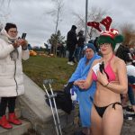 Otužilci ani letos nevynechali štědrodenní namáčení v Jordánu. VIDEO