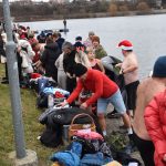 Otužilci ani letos nevynechali štědrodenní namáčení v Jordánu. VIDEO