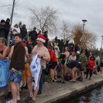 Otužilci ani letos nevynechali štědrodenní namáčení v Jordánu. VIDEO