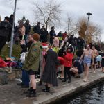 Otužilci ani letos nevynechali štědrodenní namáčení v Jordánu. VIDEO