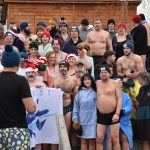 Otužilci ani letos nevynechali štědrodenní namáčení v Jordánu. VIDEO