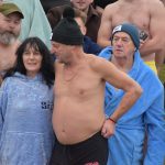 Otužilci ani letos nevynechali štědrodenní namáčení v Jordánu. VIDEO