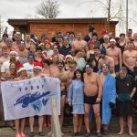 Otužilci ani letos nevynechali štědrodenní namáčení v Jordánu. VIDEO