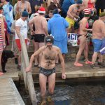 Otužilci ani letos nevynechali štědrodenní namáčení v Jordánu. VIDEO