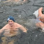 Otužilci ani letos nevynechali štědrodenní namáčení v Jordánu. VIDEO