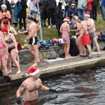 Otužilci ani letos nevynechali štědrodenní namáčení v Jordánu. VIDEO