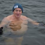 Otužilci ani letos nevynechali štědrodenní namáčení v Jordánu. VIDEO