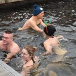 Otužilci ani letos nevynechali štědrodenní namáčení v Jordánu. VIDEO