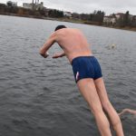 Otužilci ani letos nevynechali štědrodenní namáčení v Jordánu. VIDEO