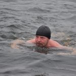 Otužilci ani letos nevynechali štědrodenní namáčení v Jordánu. VIDEO