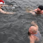 Otužilci ani letos nevynechali štědrodenní namáčení v Jordánu. VIDEO