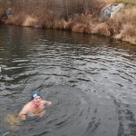 Otužilci ani letos nevynechali štědrodenní namáčení v Jordánu. VIDEO