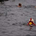 Otužilci ani letos nevynechali štědrodenní namáčení v Jordánu. VIDEO