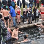 Otužilci ani letos nevynechali štědrodenní namáčení v Jordánu. VIDEO