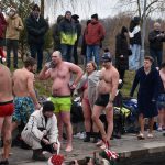 Otužilci ani letos nevynechali štědrodenní namáčení v Jordánu. VIDEO
