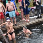 Otužilci ani letos nevynechali štědrodenní namáčení v Jordánu. VIDEO