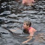 Otužilci ani letos nevynechali štědrodenní namáčení v Jordánu. VIDEO