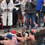 Otužilci ani letos nevynechali štědrodenní namáčení v Jordánu. VIDEO