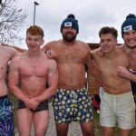 Otužilci ani letos nevynechali štědrodenní namáčení v Jordánu. VIDEO