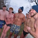 Otužilci ani letos nevynechali štědrodenní namáčení v Jordánu. VIDEO