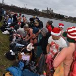 Otužilci ani letos nevynechali štědrodenní namáčení v Jordánu. VIDEO